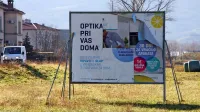 Na Slapu bi radi imeli  optično omrežje, a  imajo za zdaj le obledel 
in zavajajoč reklamni pano.  