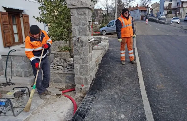 V sklopu gradnje pločnika urejajo tudi meteorno kanalizacijo in 
obnavljajo vodovod. 