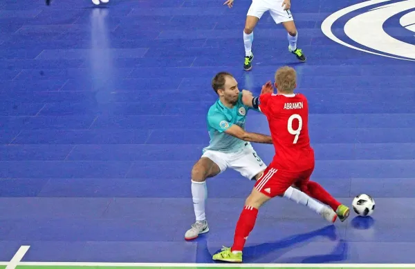 Tolminski reprezentant Kristjan Čujec v rokoborbi ni ostal dolžan 
ruskemu kapetanu Sergeju Abramovu.