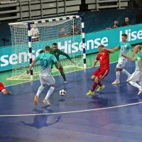 Slovenski vratar Damir Puškar in kapetanIgor Osredkar (desno) 
sta dve tretjini tekme čvrsto zaklepala naš gol.