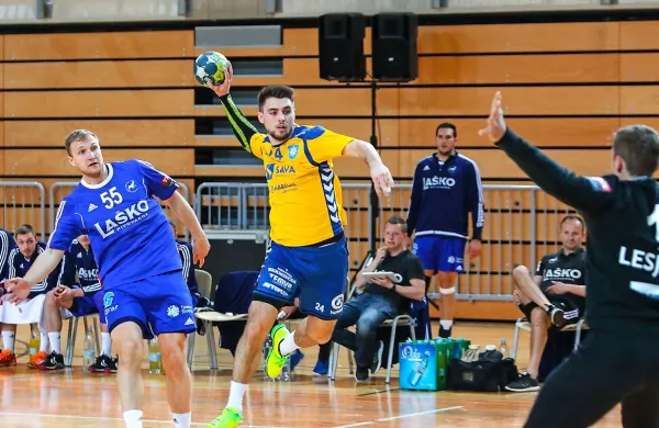 Tilna Sokoliča (z žogo) in koprske soigralce čaka pred potjo na 
Finsko danes še gostovanje v Ribnici, Žiga Mlakar, Urban Lesjak in 
ostali Celjani pa bodo v nedeljo skušali zaustaviti PSG.  