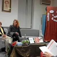  

Kljub častitljivemu jubileju je bila Jolka Milič (levo) na predstavitvi knjige O prevajanju poezije in še o marsičem (kramljanja) duhovita in polemična.