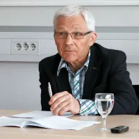 Minister za kulturo Tone Peršak zagovarja stališče, da manj 
izvajalcev dobi nekoliko več denarja. 