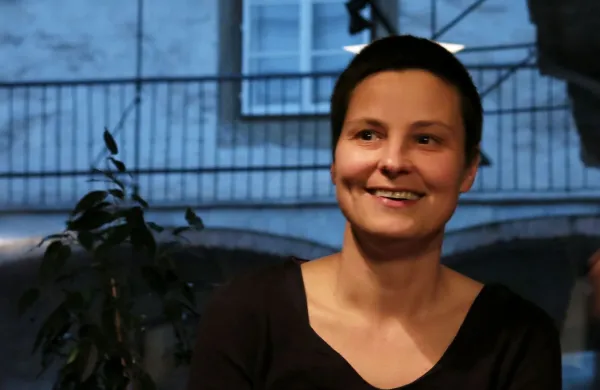 Simona Semenič: “Vseskozi se pritožujem, pa mi 
gre fantastično v primerjavi z večino kolegov. Ne 
vem, od česa živijo.”