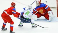 Slovenski hokejisti z Žigo Jegličem (v belem dresu) se bodo tudi v 
Koreji pomerili z Rusi.