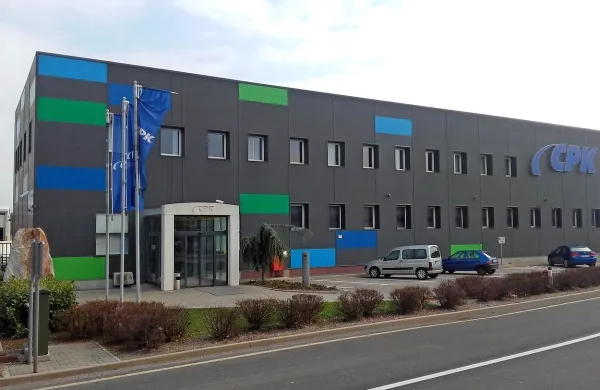 Preiskovalci NPU so pred skoraj dvema letoma opravili več hišnih 
preiskav, povezanih z domnevno spornim menedžerskim prevzemom CPK, med drugim so bili tudi na sedežu družbe.