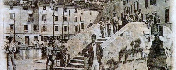 Dvižni most je  do zasutja notranjega mandrača, na čigar mestu je danes Tartinijev trg, meščanom močno skrajšal pot iz 
enega na drugi konec Pirana. 