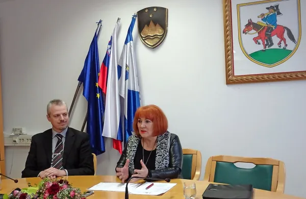 Varuhinja človekovih pravic Vlasta Nussdorfer je tokrat prvič 
prisluhnila težavam ljudi v Pivki, kjer jo je sprejel župan Robert 
Smrdelj.