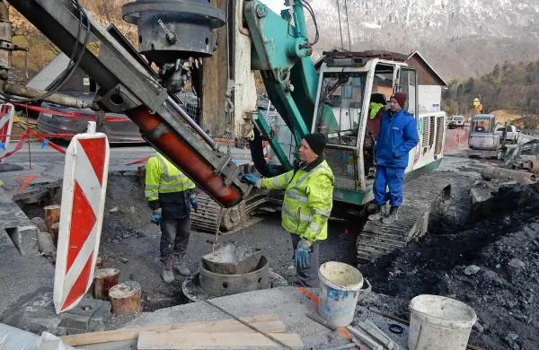 V teh dneh vrtajo  13 metrov globoko  in nameščajo železo 
betonske pilote, s katerimi utrjujejo cesto in hiše nad njo. 