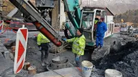 V teh dneh vrtajo  13 metrov globoko  in nameščajo železo 
betonske pilote, s katerimi utrjujejo cesto in hiše nad njo. 