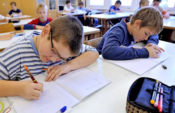 Pouka ne bo, a šole morajo na dan stavke vseeno poskrbeti za 
varstvo  otrok, sporoča ministrstvo za izobraževanje. 