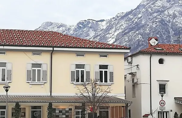 Zaradi oktobrskega napada z nožem v lokalu na Lavričevem trgu v 
Ajdovščini je sodišče Davidu Ž. izreklo varnostni ukrep obveznega 
zdravljenja.