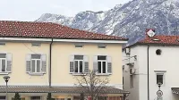 Zaradi oktobrskega napada z nožem v lokalu na Lavričevem trgu v 
Ajdovščini je sodišče Davidu Ž. izreklo varnostni ukrep obveznega 
zdravljenja.