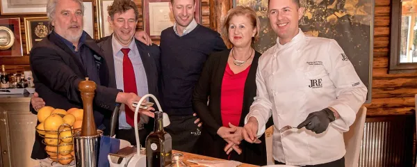 Maurizio Potocnik je nagrado za najboljši krožnik vodnika Alpe-Adria predal Gašparinovim s Pikola cv Rožni Dolini: Borisu, 
tarasu, Matruški in Tadeju (z leve).