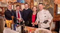 Maurizio Potocnik je nagrado za najboljši krožnik vodnika Alpe-Adria predal Gašparinovim s Pikola cv Rožni Dolini: Borisu, 
tarasu, Matruški in Tadeju (z leve).