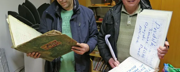 Matjaž in Konrad (z leve) ob dragocenih pustnih knjigah, ki jih 
v vasi vodijo vse od začetka 60. let.
