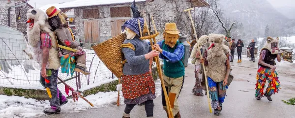 V Drežniških Ravnah je v poganskem pustnem običaju  številne 
like odigralo 25 mladeničev iz fantovske skupnosti.  