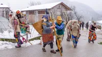 V Drežniških Ravnah je v poganskem pustnem običaju  številne 
like odigralo 25 mladeničev iz fantovske skupnosti.  