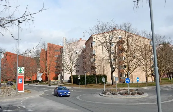 Stanovalci svetlejših blokov ob Cesti na lenivec bodo kmalu rešili 
lastnino zemljišč okrog blokov, težave pa ima  prvi blok temno 
rdeče barve, ki je bil zgrajen šele leta 2005.