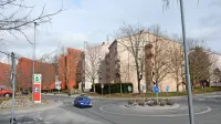 Stanovalci svetlejših blokov ob Cesti na lenivec bodo kmalu rešili 
lastnino zemljišč okrog blokov, težave pa ima  prvi blok temno 
rdeče barve, ki je bil zgrajen šele leta 2005.