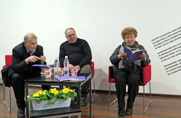 Aldo Žerjal (v sredini), Aleksander Peršolja  in Ana Godnik so v Sežani predstavili Žerjalovo najnovejšo pesniško zbirko Neboleče 
odstranjevanje besed.