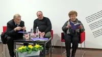 Aldo Žerjal (v sredini), Aleksander Peršolja  in Ana Godnik so v Sežani predstavili Žerjalovo najnovejšo pesniško zbirko Neboleče 
odstranjevanje besed.