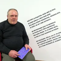 Aldo Žerjal je o svoji poeziji in najnovejši zbirki  pripovedoval v  
Kosovelovi sobi.