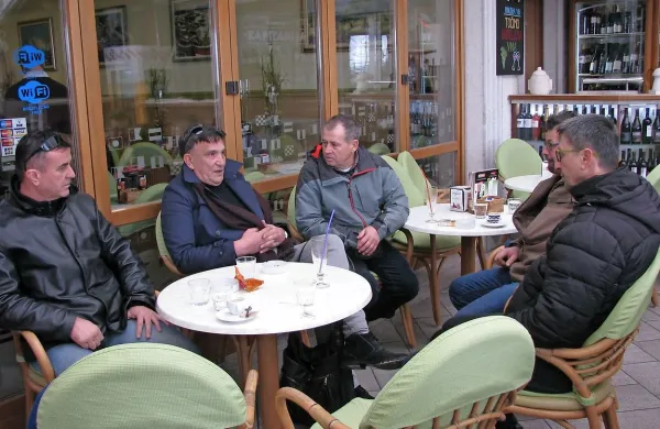 Ivica Senjak (drugi z leve) se je včeraj v Kopru srečal s slovenskimi 
ribiči.   