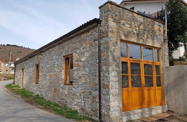 Stara garaža v Dekanih bo postala družabni prostor, galerija in  
informacijska točka.  
