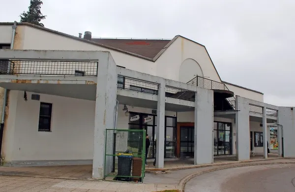 Tako na postojnski občini kot v družbi Avrigo priznavajo, da  stavba 
avtobusne postaje  “ne kaže ravno najboljše slike”.
