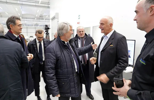 Italijanski minister za delo Poletti (v sredini) je bil nad predstavitvijo Pipistrela, njegove zgodovine in načrtov, navdušen.