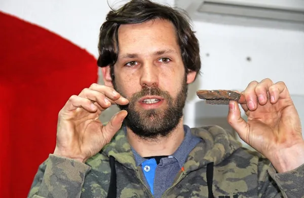 Vodja arheoloških raziskav Luka Rozman z   delcem votlaka, ki so ga 
Rimljani uporabljali za talno ogrevanje bivališč.