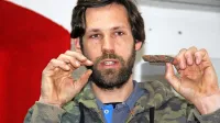 Vodja arheoloških raziskav Luka Rozman z   delcem votlaka, ki so ga 
Rimljani uporabljali za talno ogrevanje bivališč.