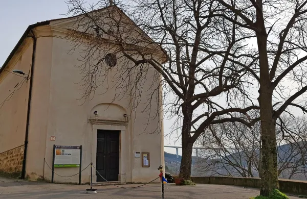  



Župno cerkev sv. Tomaža Apostola so zgradili okoli leta 1600, 
kasneje pa predelali v poznobaročnem slogu.