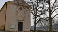  



Župno cerkev sv. Tomaža Apostola so zgradili okoli leta 1600, 
kasneje pa predelali v poznobaročnem slogu.
