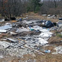 V naravi še vedno vznikajo divja odlagališča z materiali, ki 
vsebujejo azbest. 
