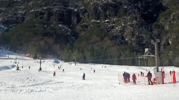 V Logu pod Mangrtom smučajo ob vikendih...