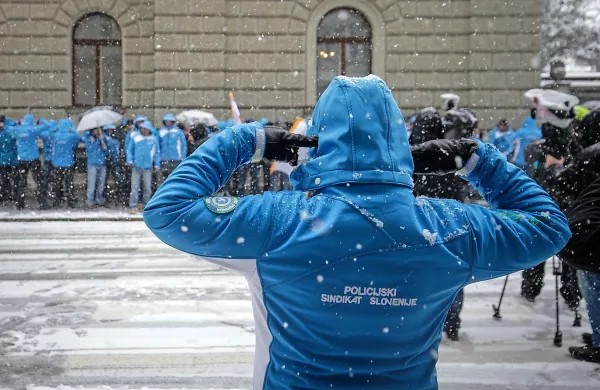 Policisti so vladi sporočili, da je ne poslušajo več. 