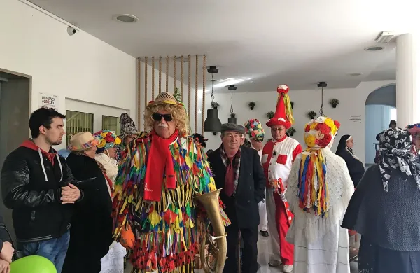 V izolskem domu upokojencev ni manjkalo dobre glasbe, plesa, 
krofov in nasmejanih obrazov.