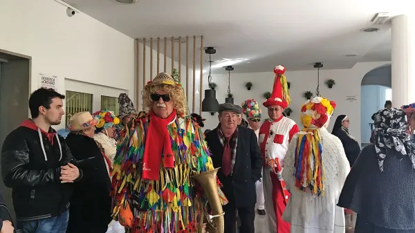 V izolskem domu upokojencev ni manjkalo dobre glasbe, plesa, 
krofov in nasmejanih obrazov.