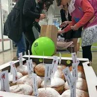 Skupina PreProstoVoljni in ostali ŠOUP-ovci so po Kopru delili 
krofe. 