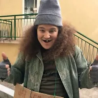 Študent    Matija Jenko kot prostovoljec že tretje leto sodeluje na 
medgeneracijskem pustovanju. 