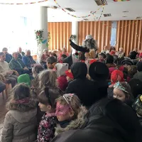 V domu upokojencev so skupaj pustovali otroci, študentje in 
varovanci doma. 