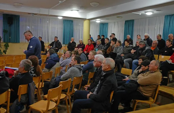 Rajko Leban (stoji) je predlagal prometno urejanje naselja  izven 
območja, ki se nanaša na obvoznico. 