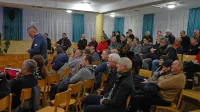 Rajko Leban (stoji) je predlagal prometno urejanje naselja  izven 
območja, ki se nanaša na obvoznico. 