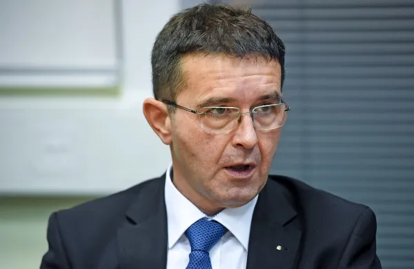 Zaradi vpletenosti v dogovarjanje o prometni kontroli ministra 
Borisa Koprivnikarja je službo izgubilo pet policistov.