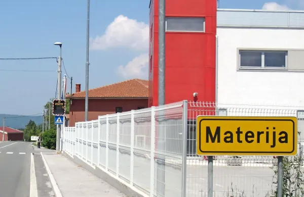  Občina Hrpelje-Kozina je Prostovoljnemu gasilskemu društvu 
Materija zagotovila zemljišče in denar za razširitev garaže. 