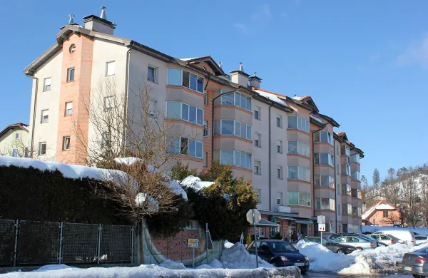 

Postojnska občina ima 285 neprofitnih stanovanjih, tudi v bloku na Ulici Vilka Kledeta (na fotografiji), 
več kot polovica najemnikov pa ima neporavnane obveznosti za daljše ali krajše obdobje. 



