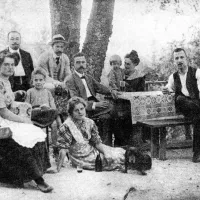 Ivan Cankar med svojimi gostitelji na Rožniku, najbrž leta 1912
