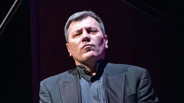 Aleksandar Serdar igra doživeto in mojstrsko. 